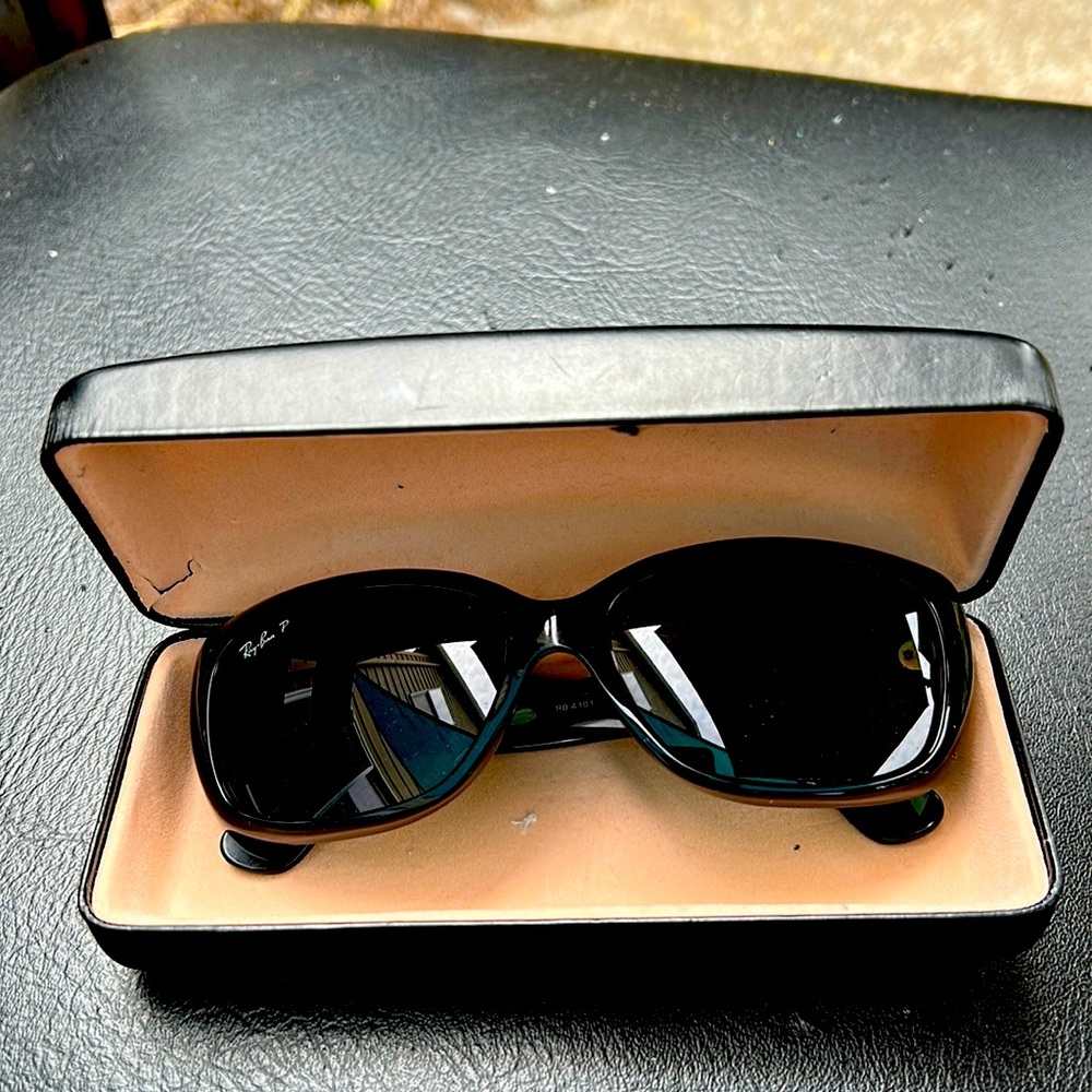 Ray-Bans with polarized lens. Case included